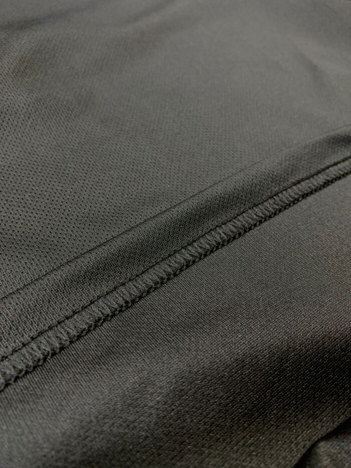 Detalle costuras playera polo KRAL